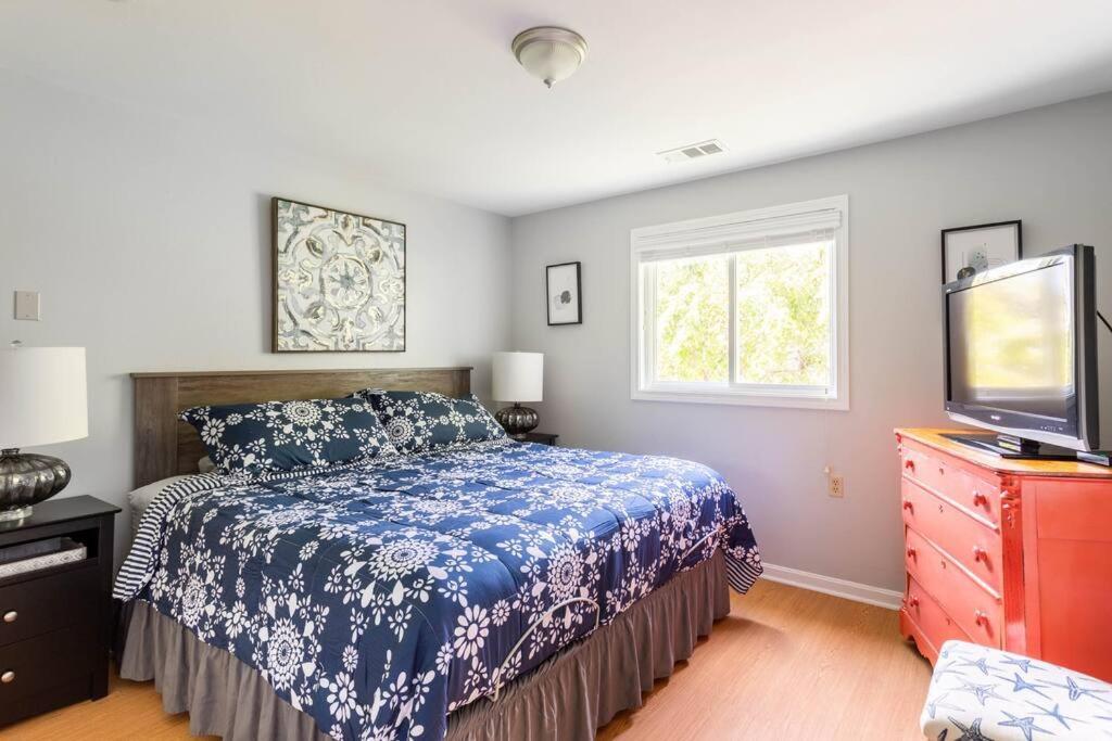 グロトン Unique Retreat With Private Patio, 4 King Beds And Bbqヴィラ エクステリア 写真