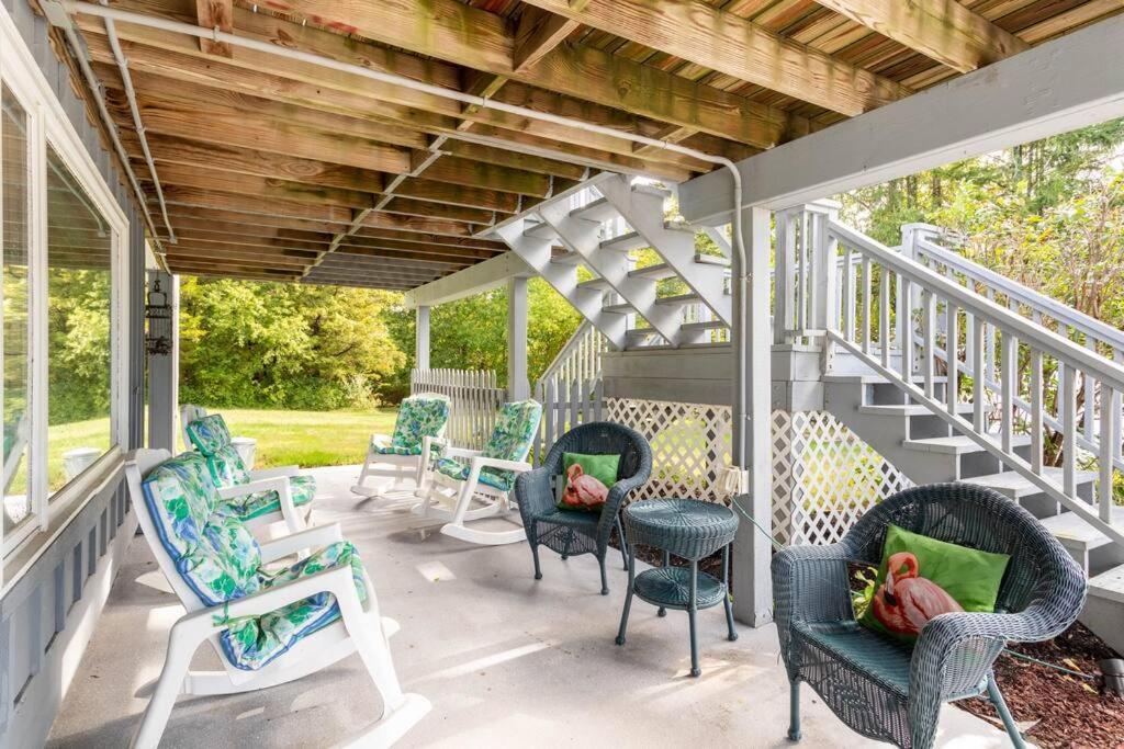 グロトン Unique Retreat With Private Patio, 4 King Beds And Bbqヴィラ エクステリア 写真