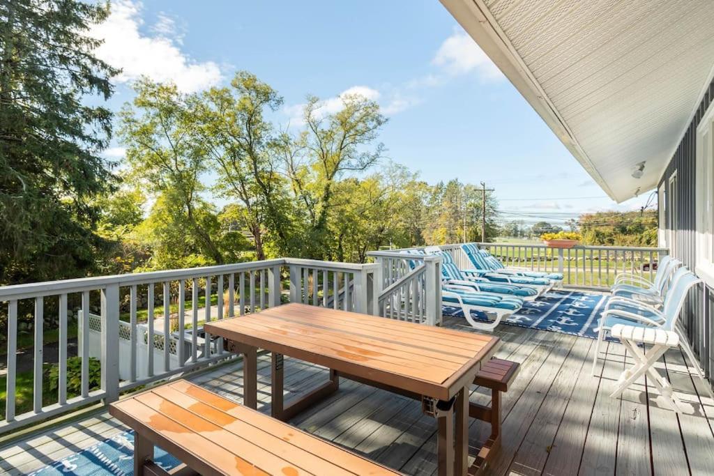 グロトン Unique Retreat With Private Patio, 4 King Beds And Bbqヴィラ エクステリア 写真