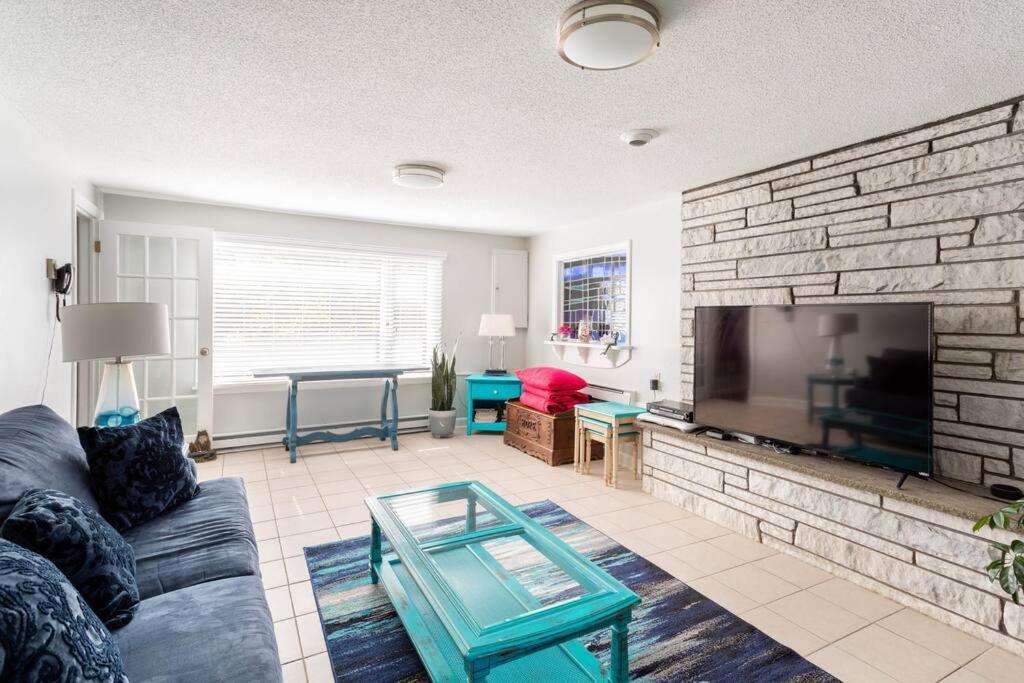 グロトン Unique Retreat With Private Patio, 4 King Beds And Bbqヴィラ エクステリア 写真