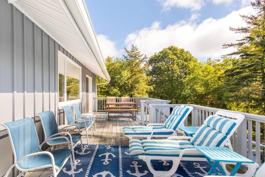 グロトン Unique Retreat With Private Patio, 4 King Beds And Bbqヴィラ エクステリア 写真