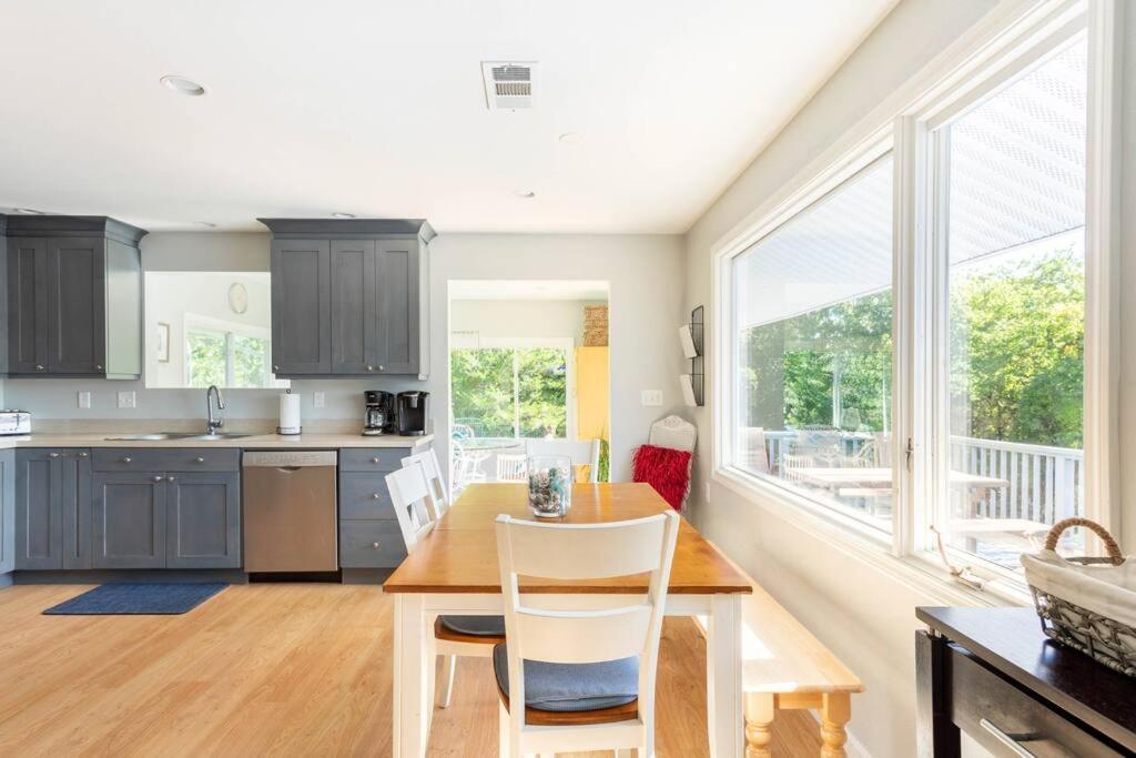 グロトン Unique Retreat With Private Patio, 4 King Beds And Bbqヴィラ エクステリア 写真