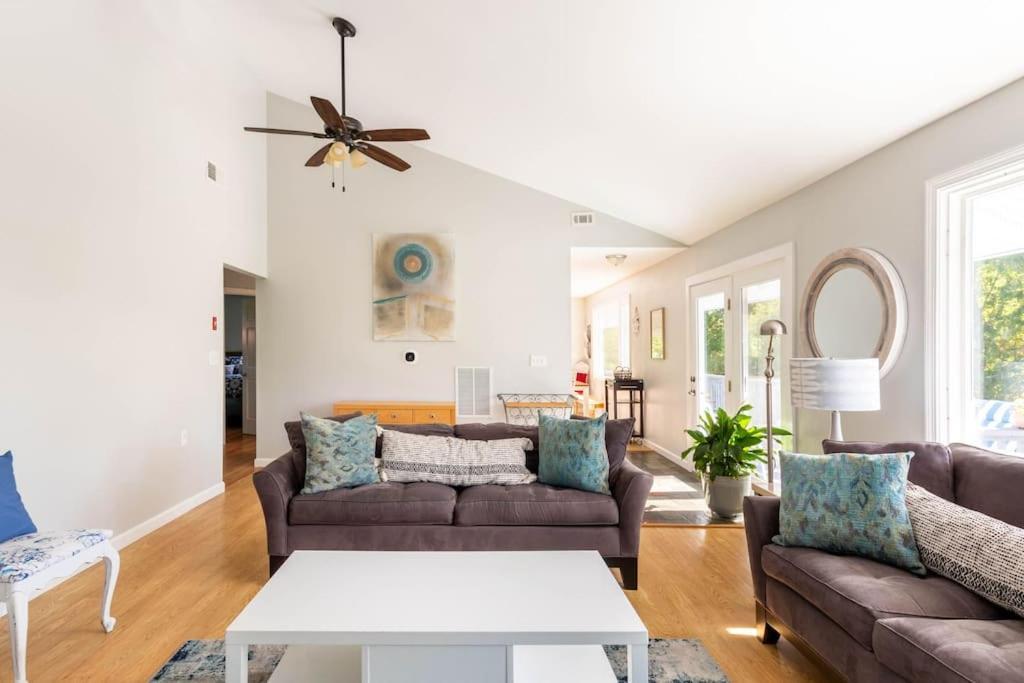 グロトン Unique Retreat With Private Patio, 4 King Beds And Bbqヴィラ エクステリア 写真