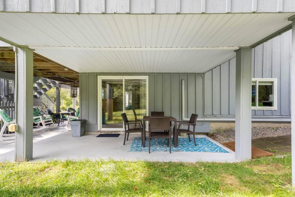 グロトン Unique Retreat With Private Patio, 4 King Beds And Bbqヴィラ エクステリア 写真